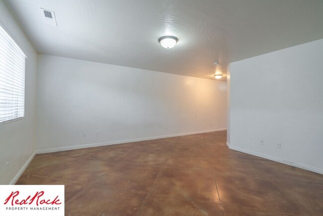 Building Photo - End Unit, DOG-FRIENDLY 3 Bedroom Townhome ...