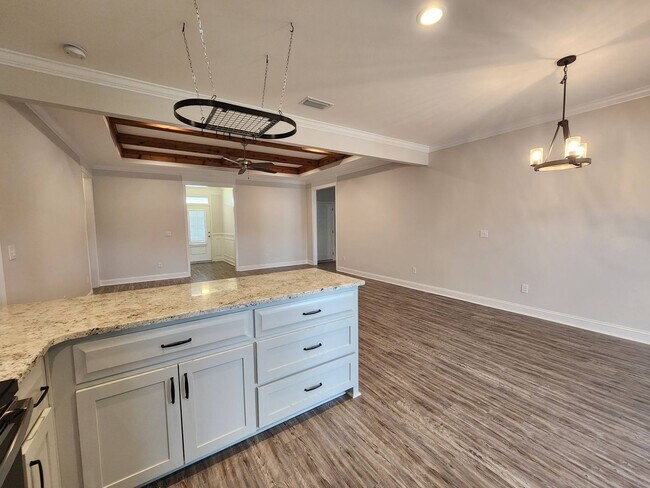 Foto del edificio - Charming 4-Bedroom Home with Modern Finish...