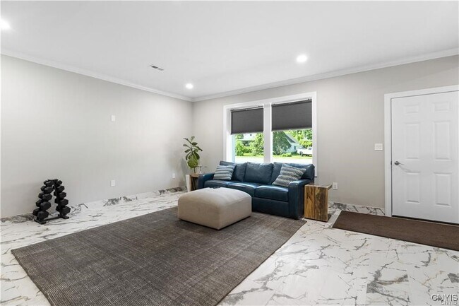 Foto del edificio - 238 Oriskany Blvd