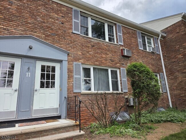 Building Photo - 11 Wedgewood Dr