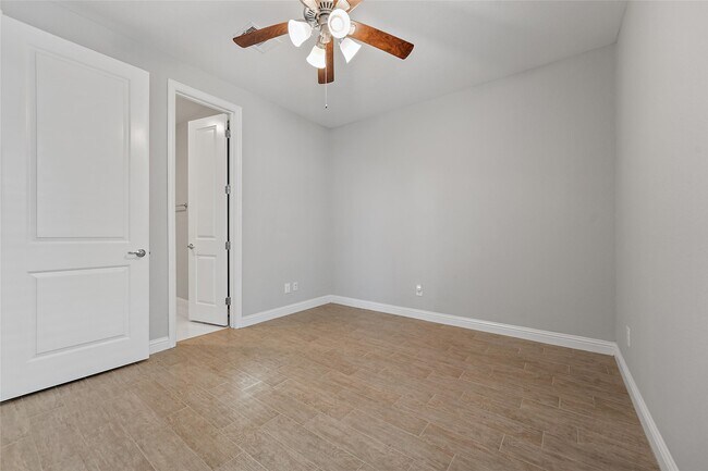Foto del edificio - 1221 W 19th St