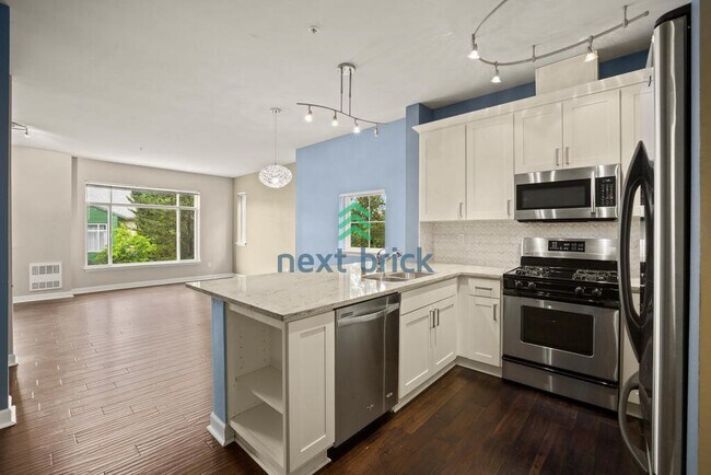 Foto del edificio - 3 Bed 2.5 Bath End Unit Townhome is Available for Rent!