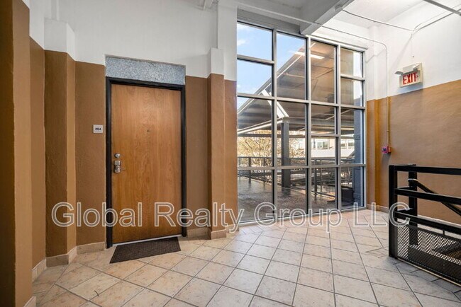 Foto del edificio - 1339 S Flores St