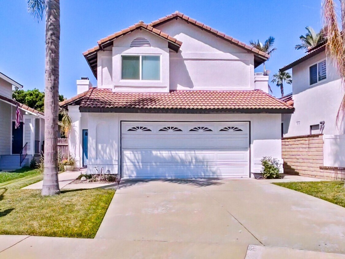 Primary Photo - Beautifully remodeled 3 bed / 2.5 bathroom...