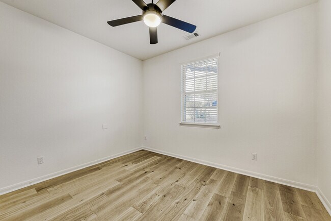 Foto del edificio - 5013 Pyrenees Pass