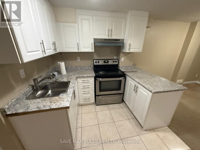 Building Photo - 652 Lott Crescent