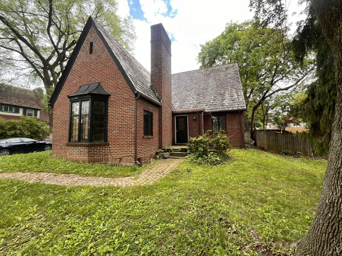 Foto principal - 3-bedroom, 2-bath student house