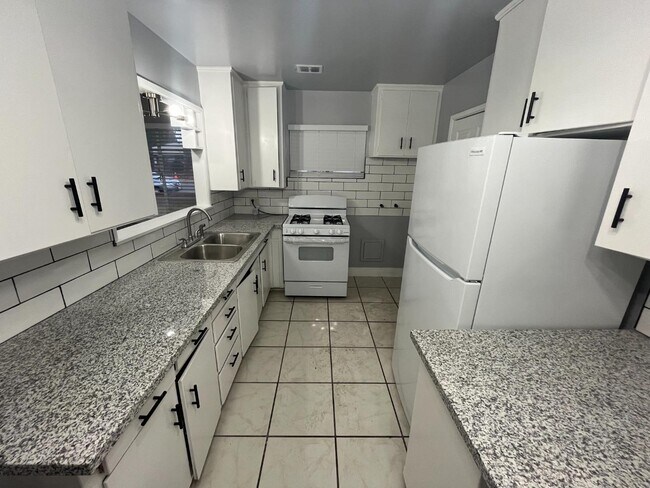 Foto del edificio - 3040 N First St