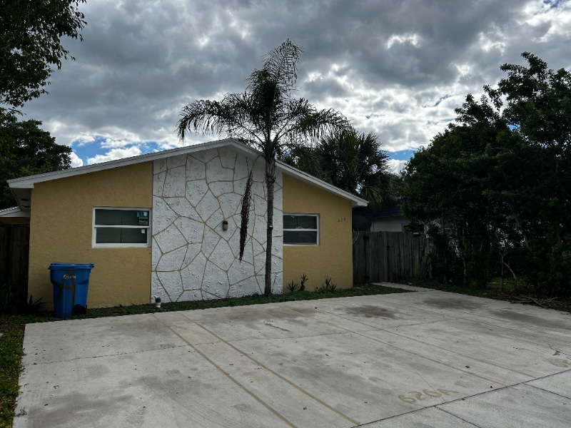 Primary Photo - 626 W Mango St