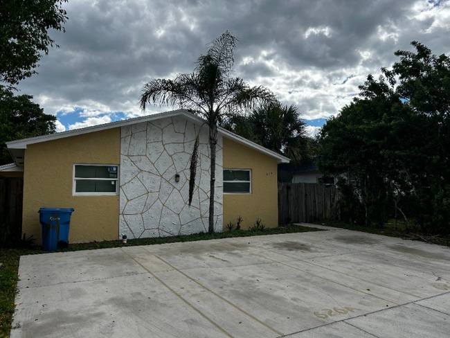 Building Photo - 626 W Mango St