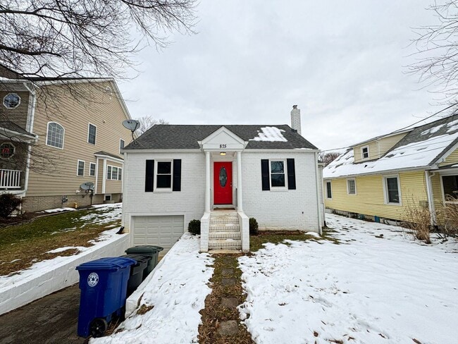 Building Photo - Charming 3 Bed 3 Bath Sitting On A Large Lot In Beautiful Summit Veitch