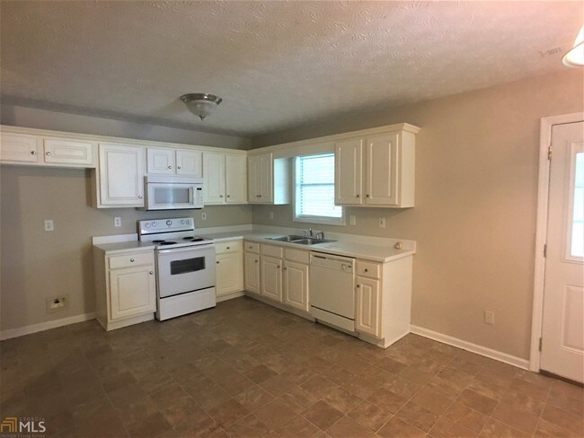 Building Photo - 240 Saddlebrook Dr