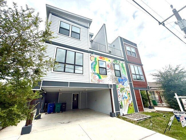 Foto del edificio - AVAILABLE NOW! Jaw Dropping 3 Story 3 Bedr...