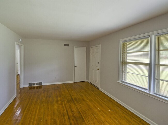 Building Photo - UPDATED  3 bed, 1.5 bath with STAINLESS STEEL appliances.