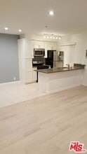 Building Photo - 1132 S Oakhurst Dr