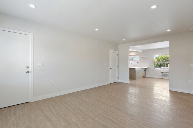 Building Photo - 5454 San Vicente Blvd