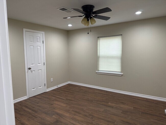 Foto del edificio - 631 Live Oak Dr