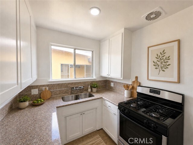Foto del edificio - 8706 Parthenia Pl