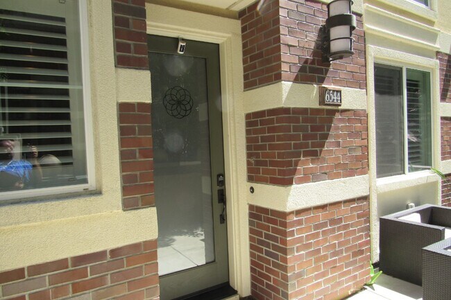 Foto del edificio - Gorgeous 4 Bed, 3.5 Bath End Unit Townhome in Perfect Dublin Location
