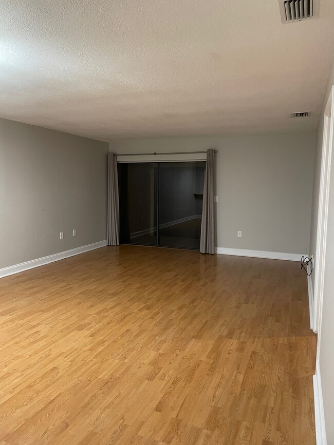 Building Photo - 733 Carpenters Way