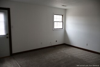 Building Photo - 2305 Southridge Dr