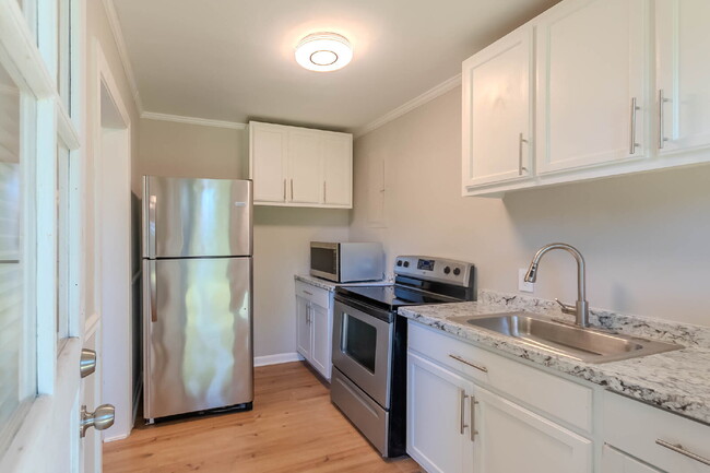 Building Photo - Fantastic 2 Bed, 1 Bath. Walk to MTSU! Uti...