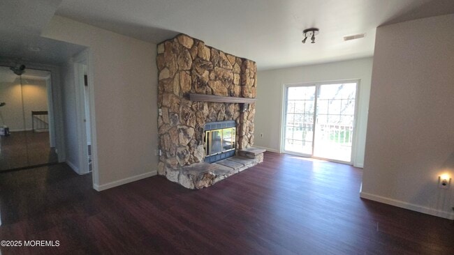 Building Photo - 1008 N Oaks Blvd