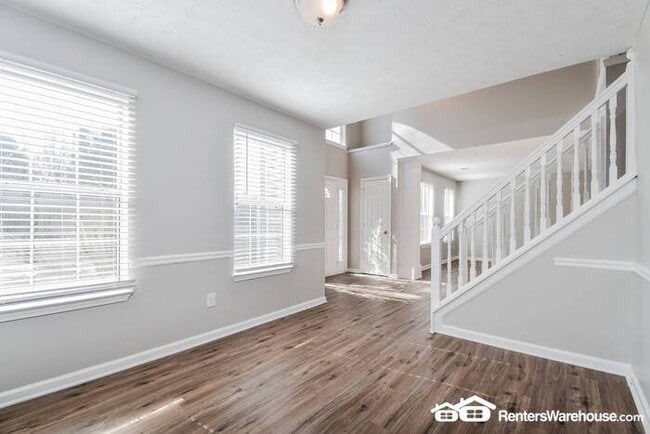 Building Photo - Bright Airy and recently Renovated Traditi...