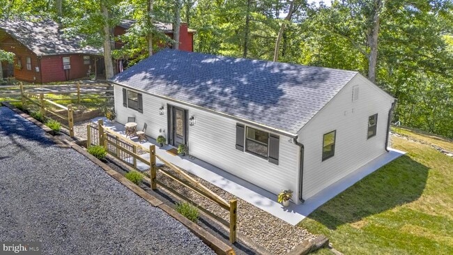 Building Photo - 440 Redbud Ln