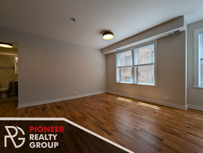Building Photo - 656 W Wrightwood Ave