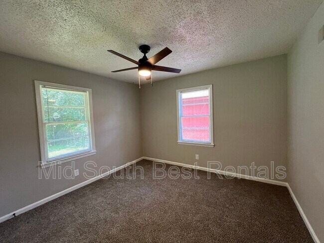 Building Photo - 3757 Alma Dr