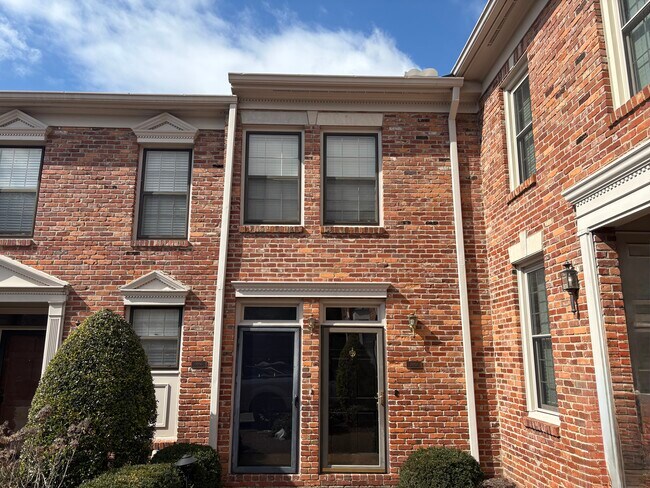 Foto del edificio - 2032 Graybar Ln