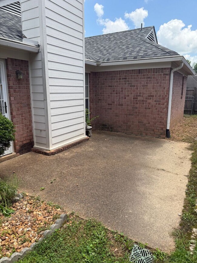 Foto del edificio - 3 BR/2BA | Newly Renovated Single Family Home |Attached garage  | Fenced  backyard | In Cordova!