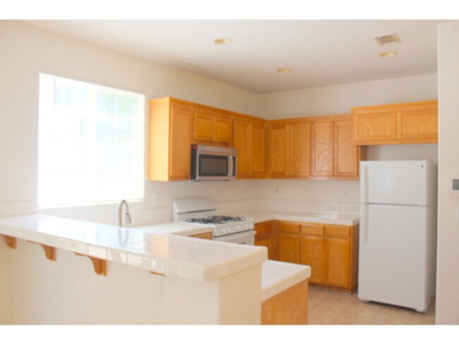 Foto del edificio - Welcome Home! Spacious 4 Bedroom, 2.5 Bath...