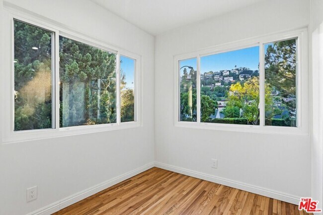 Foto del edificio - 1828 Silver Lake Blvd