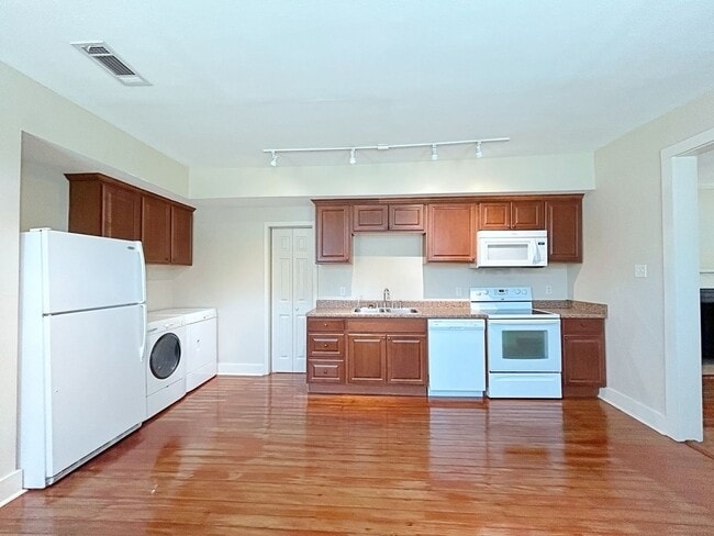 Building Photo - 2 Bedroom In the Garden District