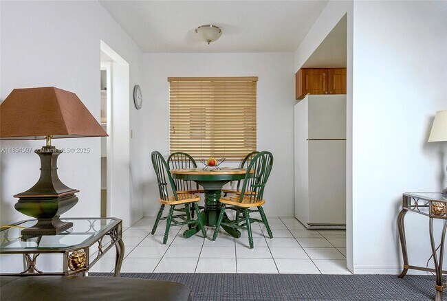 Foto del edificio - 1748 Rodman St