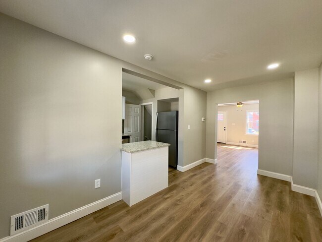 Foto del edificio - Spacious 3-Bedroom Townhome with Modern Am...