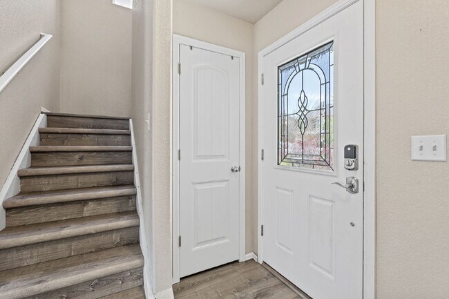Building Photo - Updated 3-Bedroom Townhome with Private Ya...
