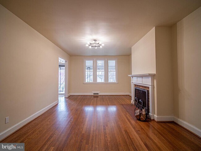 Building Photo - 4106 10th St NE