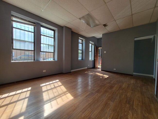 Building Photo - 1001 W 31st St
