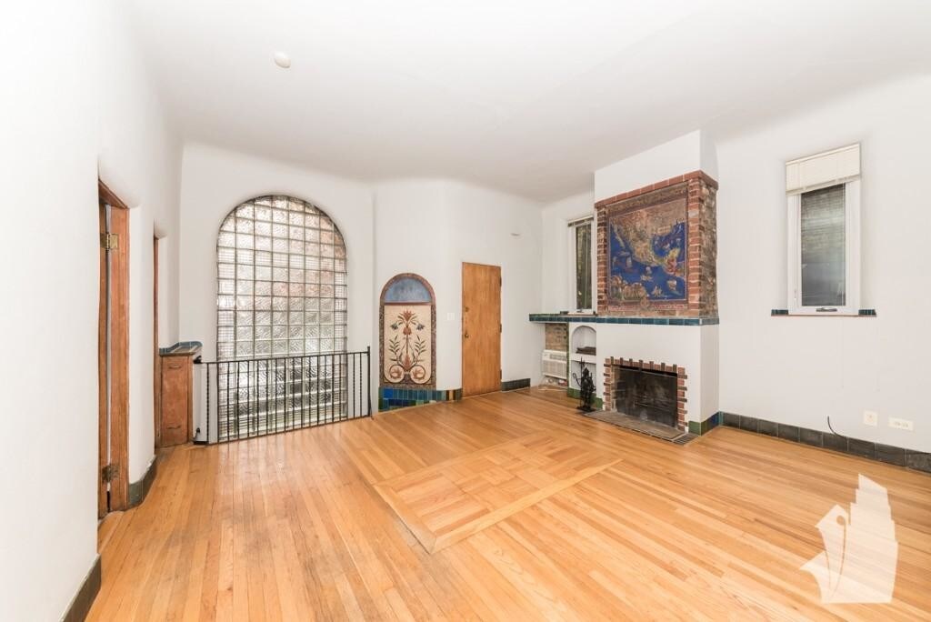 Primary Photo - 161 W Schiller St