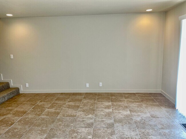 Foto del edificio - Fully Remodeled 3-BR, 3-BA Townhome with K...