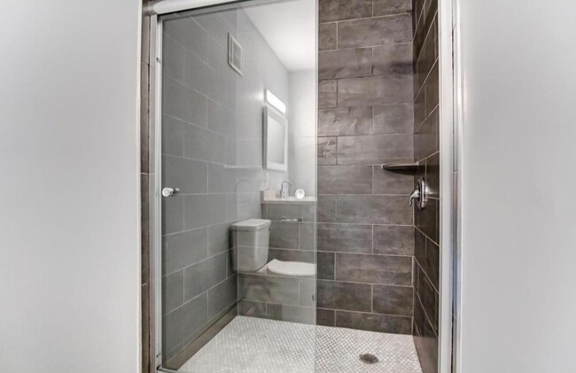 Foto del edificio - 220 E Tompkins St