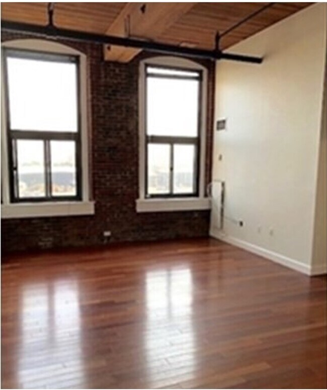 Building Photo - 320 W 2nd St