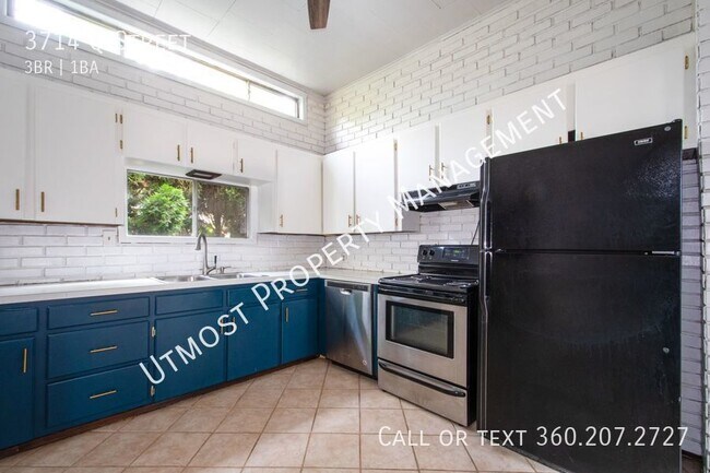 Building Photo - Impeccable vintage 3BD bungalow in Vancouver