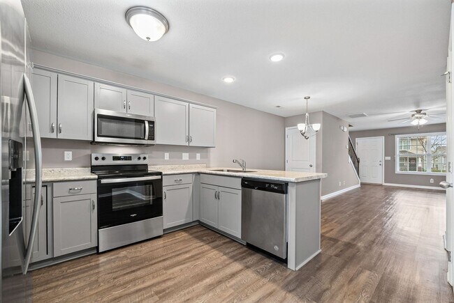 Foto del edificio - 2 Bedroom Condo For Rent With Community Swimming Pool!