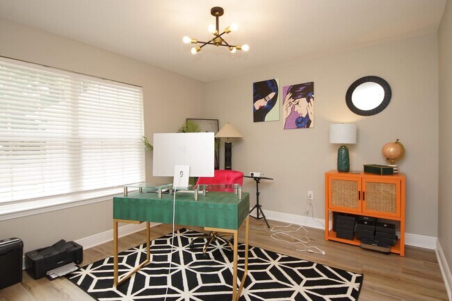 Building Photo - Newer Home in great South Crestview Location
