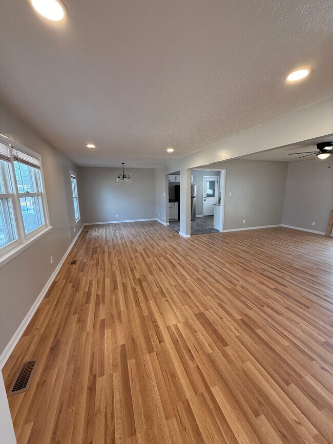 Foto del edificio - 1039 Kingsley Rd