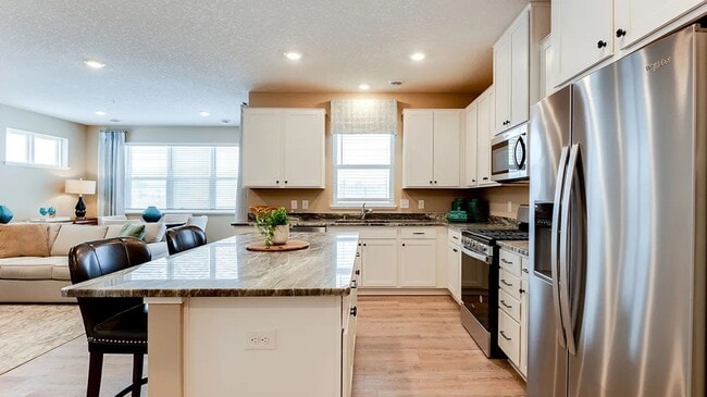 Foto del edificio - Brand new construction 3 bed/3bath home in lakeville! Beautiful updates through-out! Dont miss it!